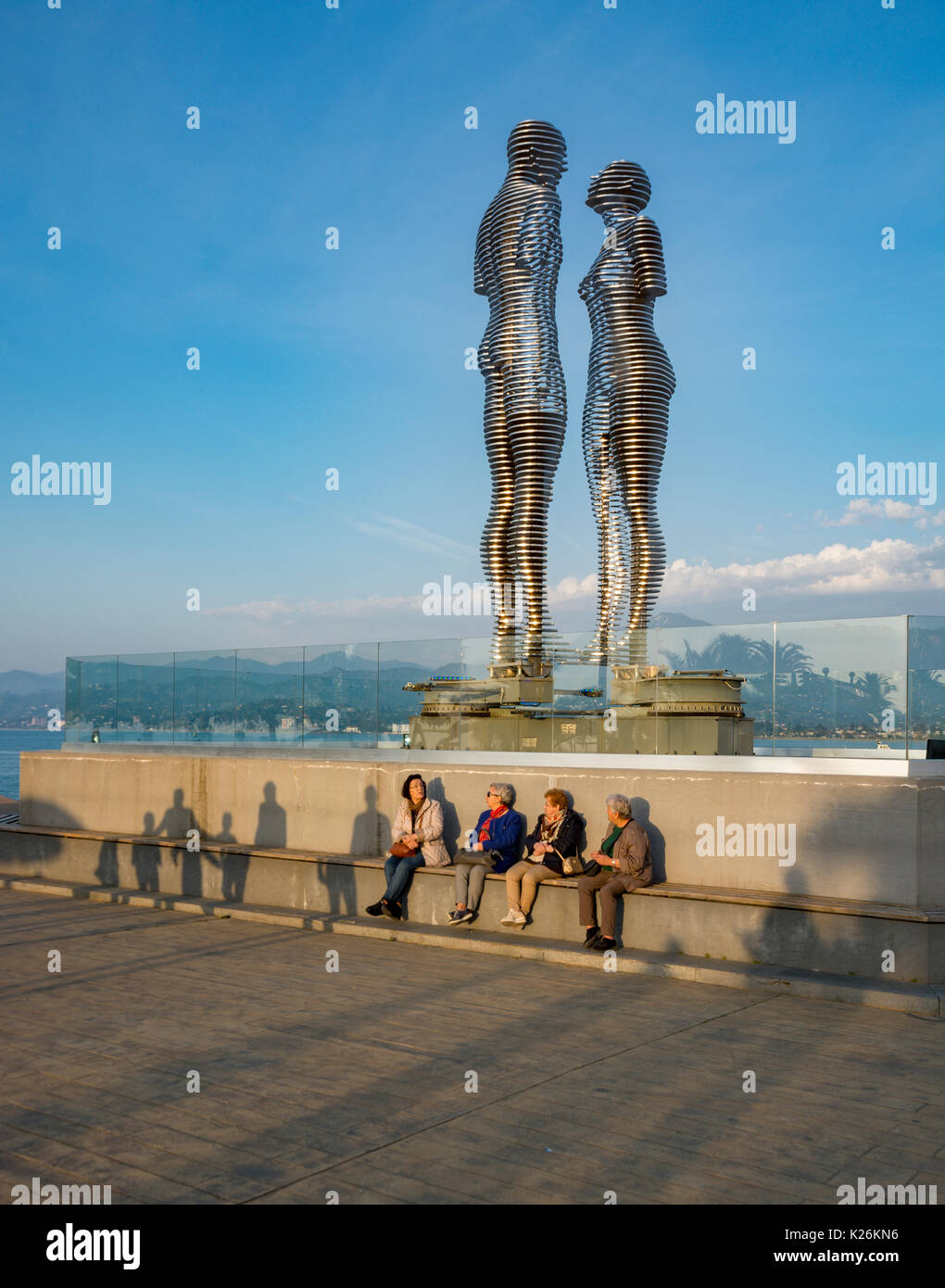 Déménagement Statuettes Métal d'Ali et Nino par Tamara Kvesitadze à Batumi, Géorgie Banque D'Images