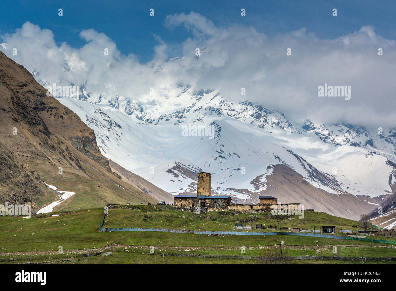 Svanetian médiévale traditionnelle maisons tours, Ushguli, village de la région de Svaneti, Géorgie Banque D'Images