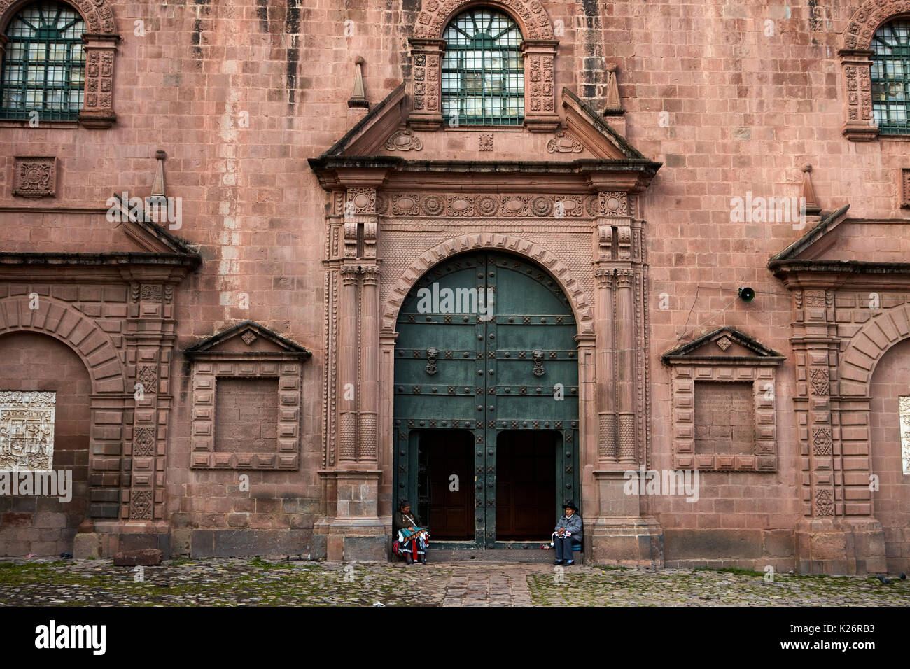 Les boliviens à la porte de l'Iglesia del Triunfo (construit 1536), joint à Cusco Cathedral, Plaza de Armas, Cuzco, Pérou, Amérique du Sud Banque D'Images