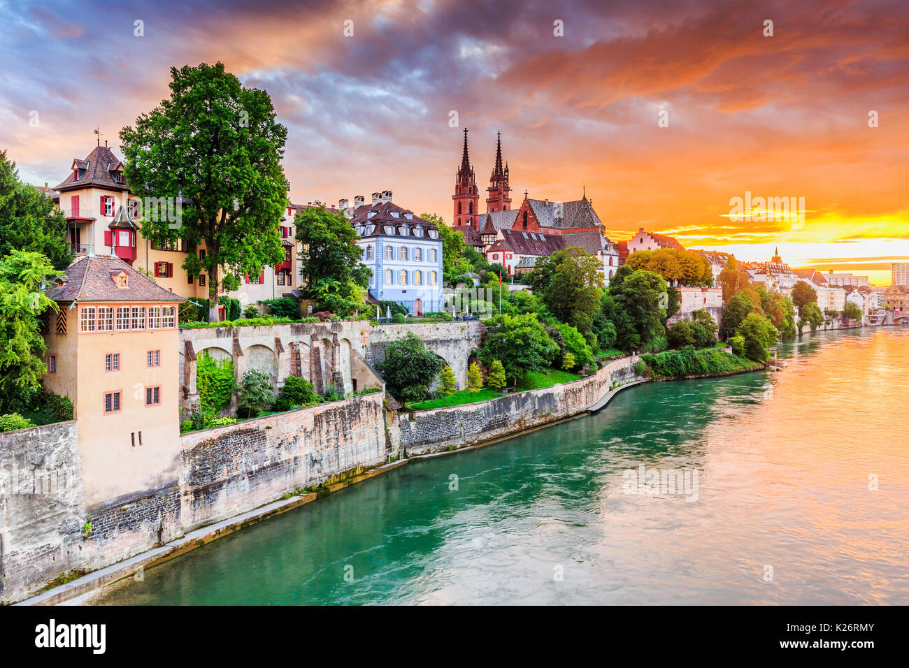 Bâle, Suisse. Vieille ville avec la cathédrale de Munster en pierre rouge sur le Rhin. Banque D'Images