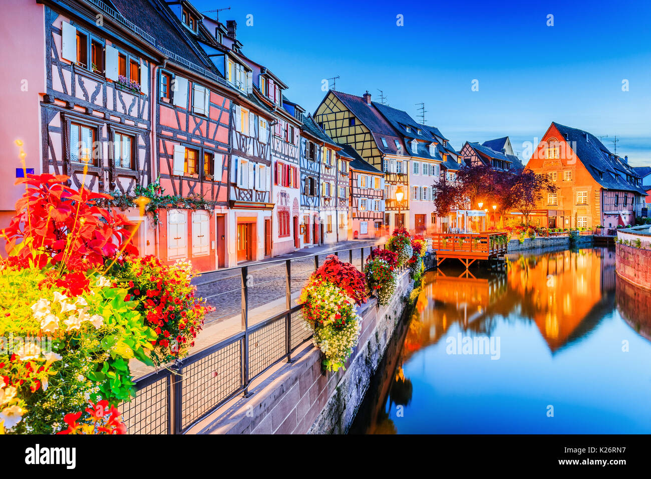 Colmar, Alsace, France. La petite Venise, canal de l'eau et maisons à colombages traditionnelle. Banque D'Images