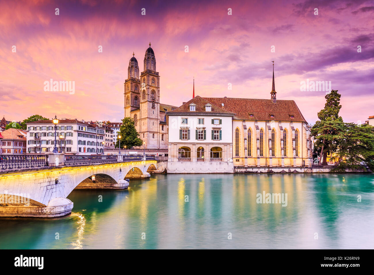 Zurich, Suisse. Vue sur le centre-ville historique avec sa célèbre église Grossmunster, sur la Limmat. Banque D'Images