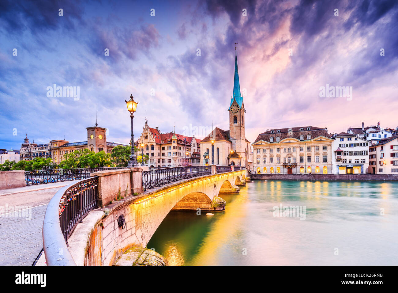 Zurich, Suisse. Vue sur le centre-ville historique avec sa célèbre église Fraumunster, sur la Limmat. Banque D'Images