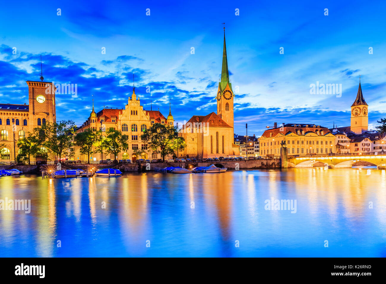 Zurich, Suisse. Vue sur le centre-ville historique avec sa célèbre église Fraumunster, sur la Limmat. Banque D'Images