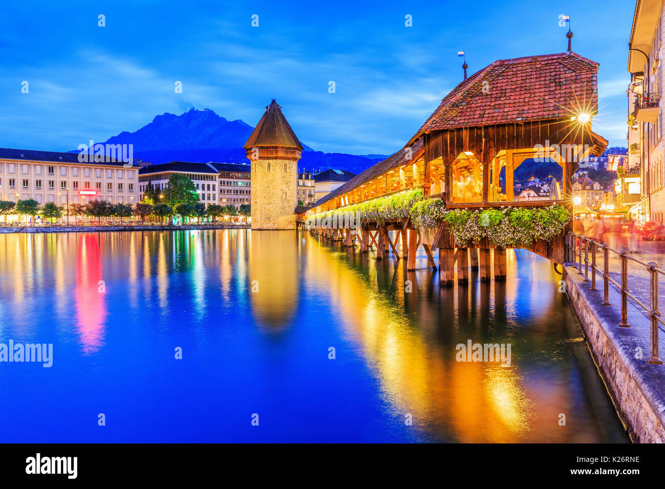 Lucerne, Suisse. Centre-ville historique avec son célèbre pont de la chapelle et de Mt. Pilatus sur l'arrière-plan. (Floralpina), Banque D'Images