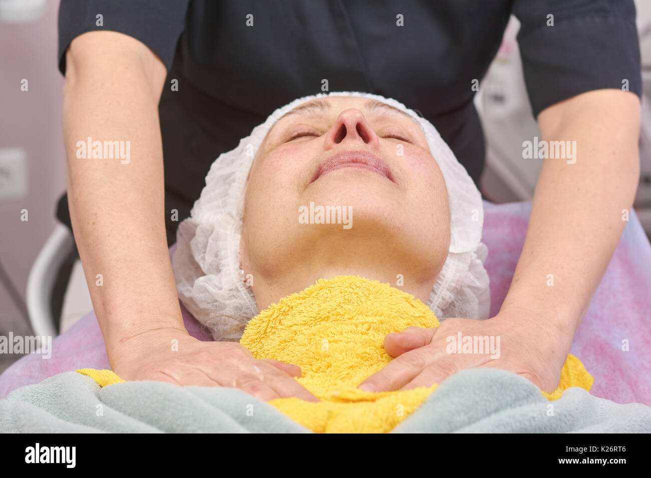Serviette chaude massage. Travail de masseuse, femme adulte Photo Stock -  Alamy