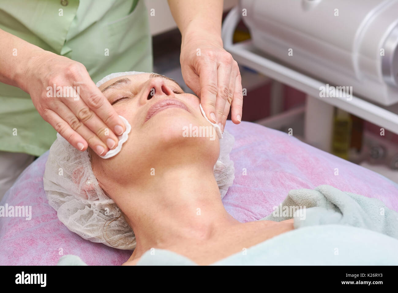 Nettoyage des mains visage féminin. Femme adulte dans la région de beauty clinic. Banque D'Images