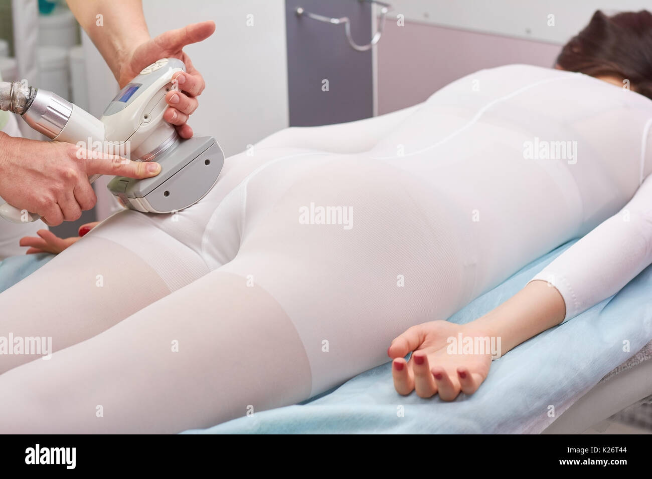 Massage à rouleaux sous vide. Woman in beauty clinic. La réduction de la cellulite. Banque D'Images