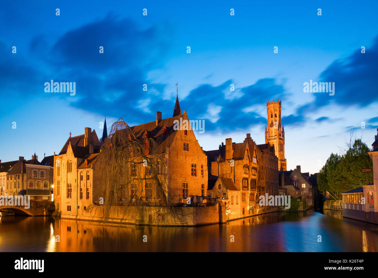 Bruges, Belgique - 18 Avril 2017 : Le quai du Rosaire, Rozenhoedkaai, avec tour du beffroi - Belfort by night, Bruges, Belgique Banque D'Images