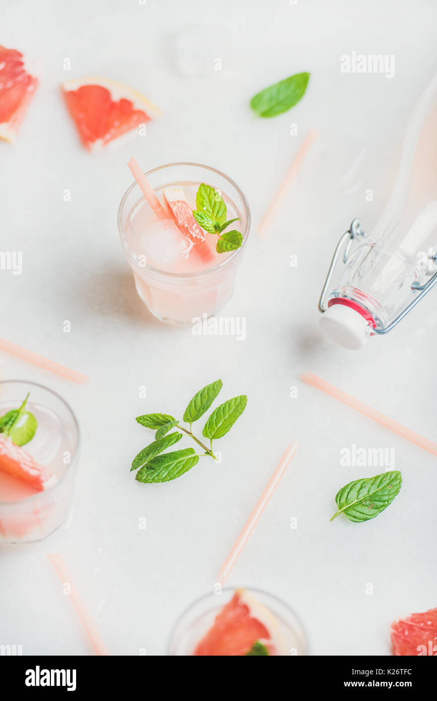 L'alcool d'été rempli de cocktail avec de pamplemousses frais Banque D'Images