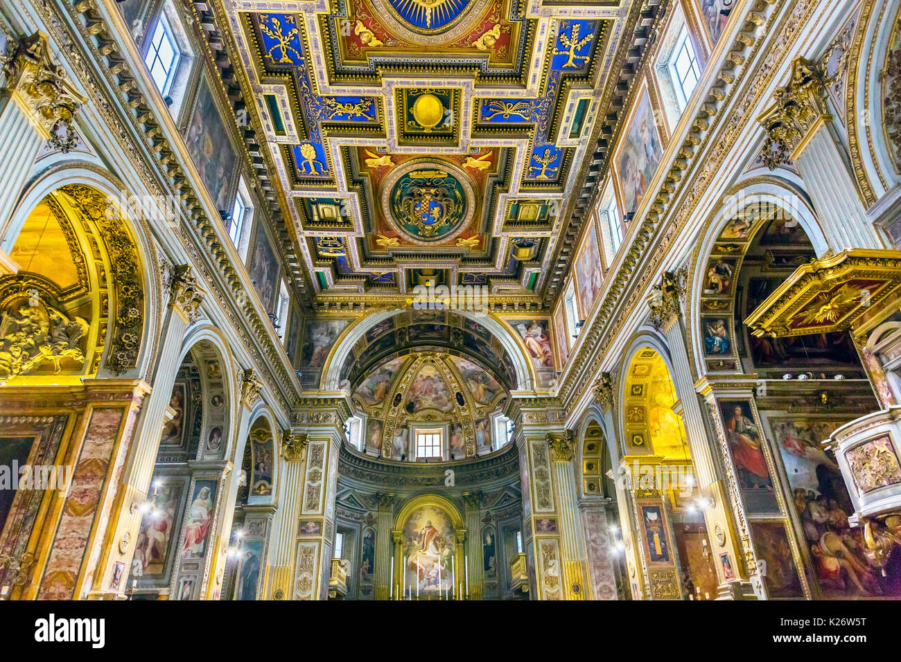 Chiesa San Marcello al Corso Autel Basilique fresques Dome Rome Italie. Construit en 309, reconstruite en 1500 après le sac de Rome. Les fresques sont du Banque D'Images