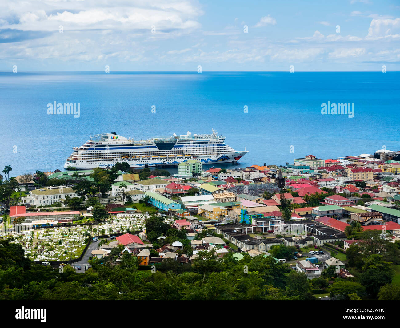 Capitale Roseau et port avec bateau de croisière, Roseau, département de la Guadeloupe, la Dominique Banque D'Images