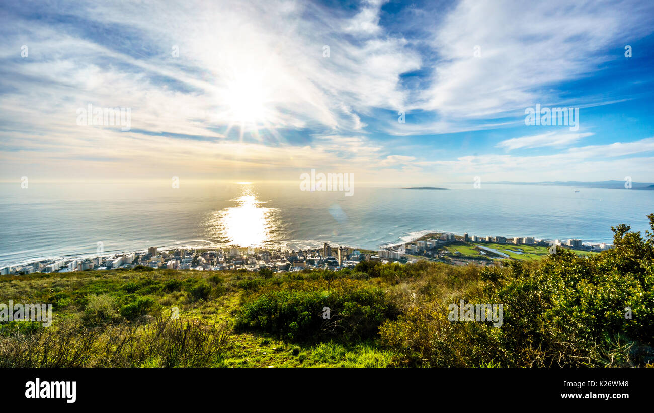 Soleil sur l'océan Atlantique, Sea Point et Camps Bay. Vue de Signal Hill à Cape Town, Afrique du Sud Banque D'Images
