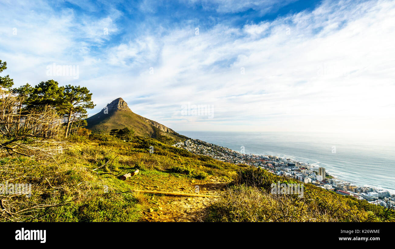 Soleil sur Lions Head et Camps Bay. Vue depuis le sommet de Signal Hill à Cape Town, Afrique du Sud Banque D'Images