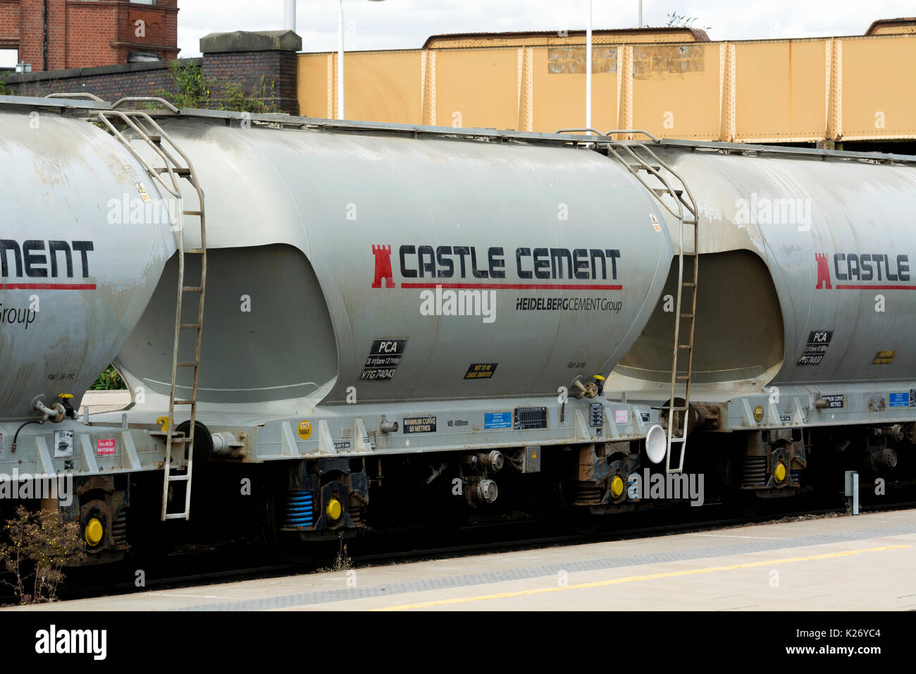 Castle Cement wagons sur un train, Leicester, UK Banque D'Images