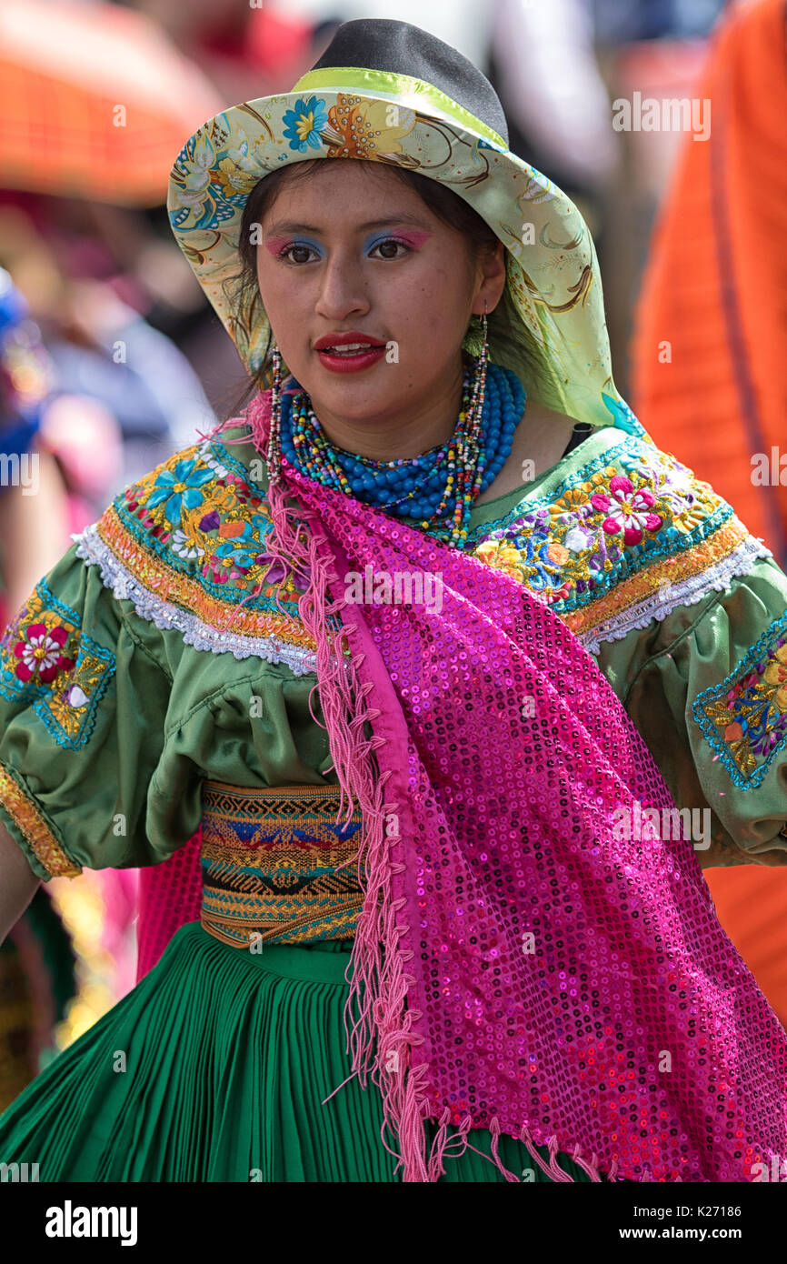 17 juin 2017, l'Équateur Pujili : une danseuse avec des vêtements traditionnels colorés à la parade annuelle du Corpus Christi Banque D'Images