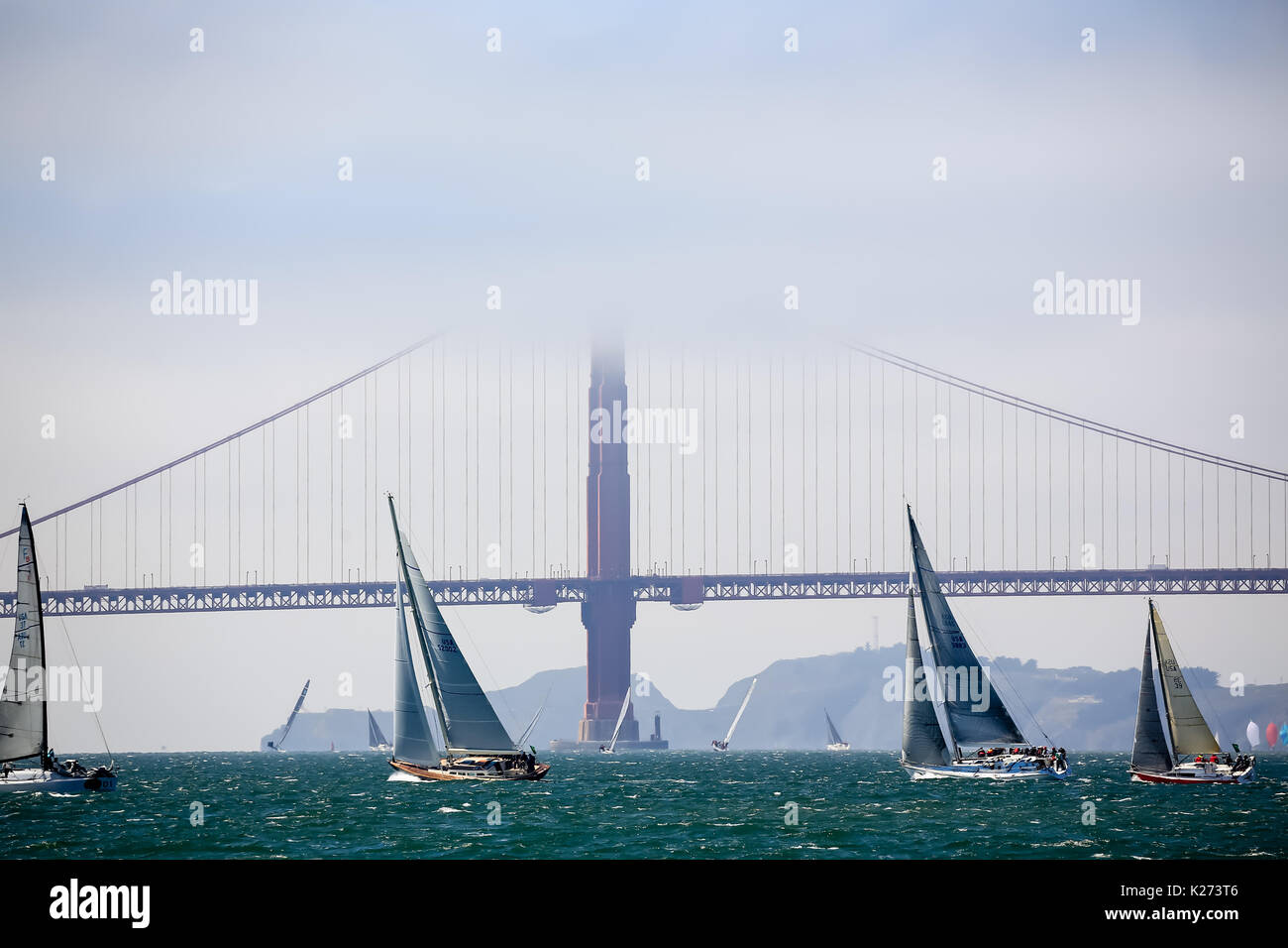 Les courses de voiliers à tous les angles vers la bouée sous le Golden Gate Bridge Banque D'Images