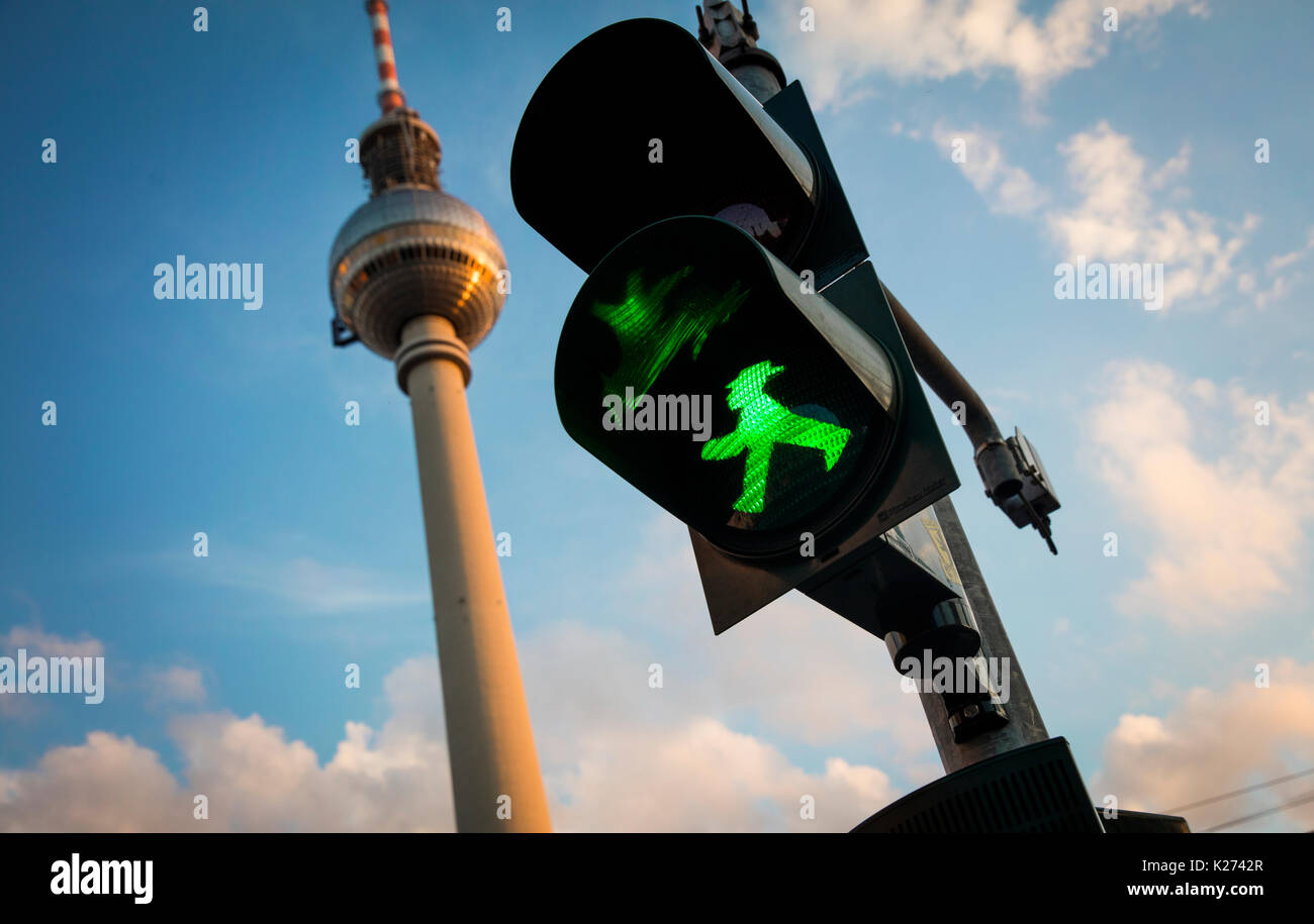 Ampelmann vert (Ampelmännchen) sur Berlin Feu avec tour de télévision de Berlin en arrière-plan (Berliner Fernsehturm) 14 août 2017, Berlin, Allemagne Banque D'Images