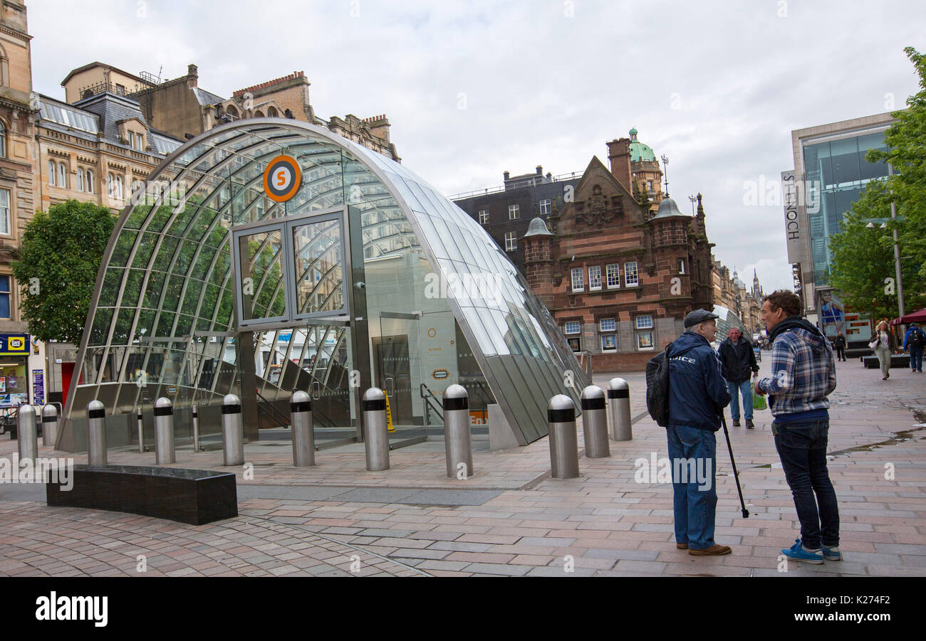 Dôme de verre moderne entrée de métro St Enoch entouré par des bâtiments d'un passé de l'âge en ville de Glasgow, Ecosse Banque D'Images