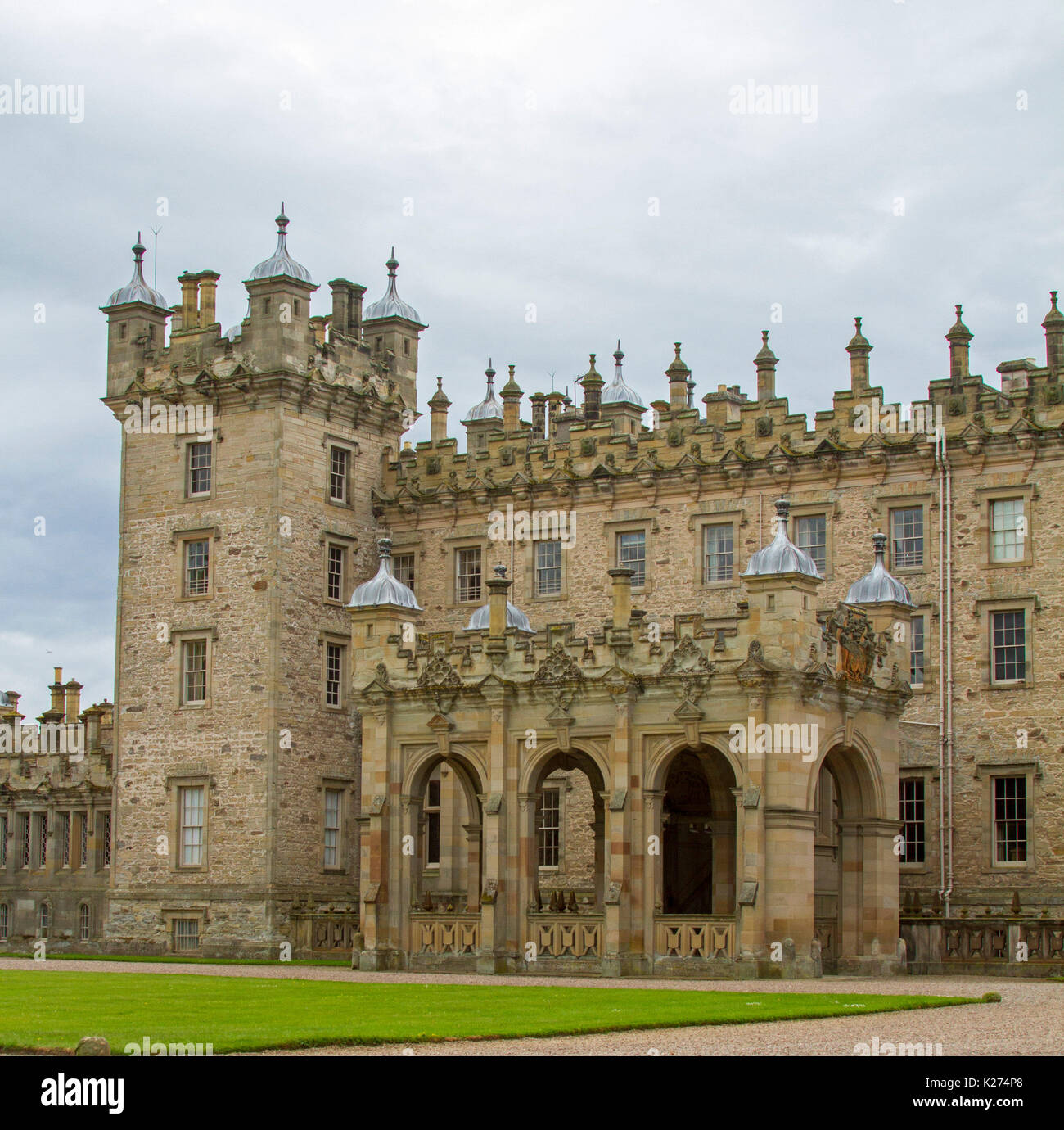 Entrée avant d'étages château du xviiie siècle, demeure seigneuriale à Kelso, Roxburghshire, Ecosse Banque D'Images