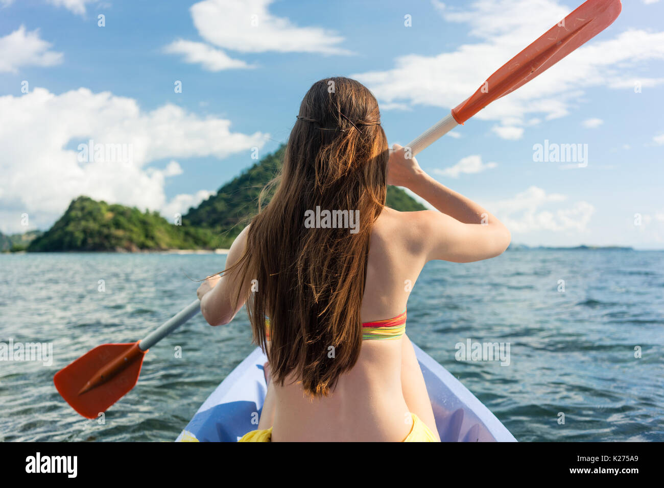 Young woman paddling un canot sur la mer pendant les vacances d'été je Banque D'Images