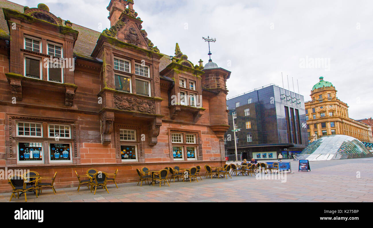 Bâtiment historique orné, maintenant un café, anciennement entrée de métro St Enoch à Glasgow, avec verre moderne entrée de métro en arrière-plan Banque D'Images