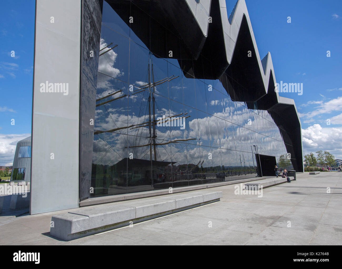 Grand bâtiment inhabituel et affichant une architecture moderne à un immense mur de verre, le musée au bord des transports à Glasgow, Ecosse Banque D'Images