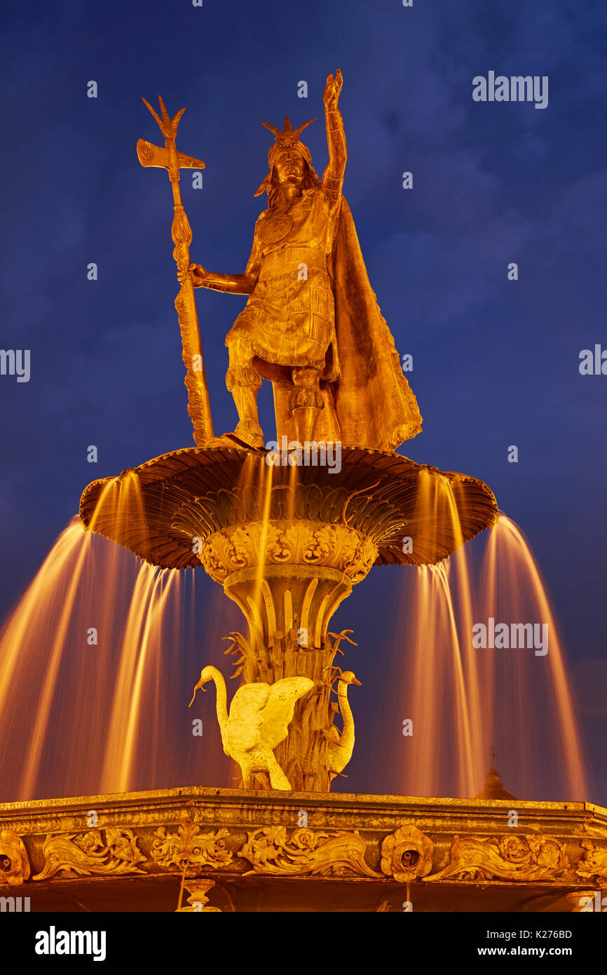 Statue Inca et la fontaine de nuit, Plaza de Armas, Cuzco, Pérou, Amérique du Sud Banque D'Images
