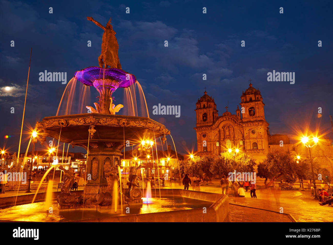 Statue Inca, fontaine, et l'Iglesia de la Compania de nuit, Plaza de Armas, Cuzco, Pérou, Amérique du Sud Banque D'Images