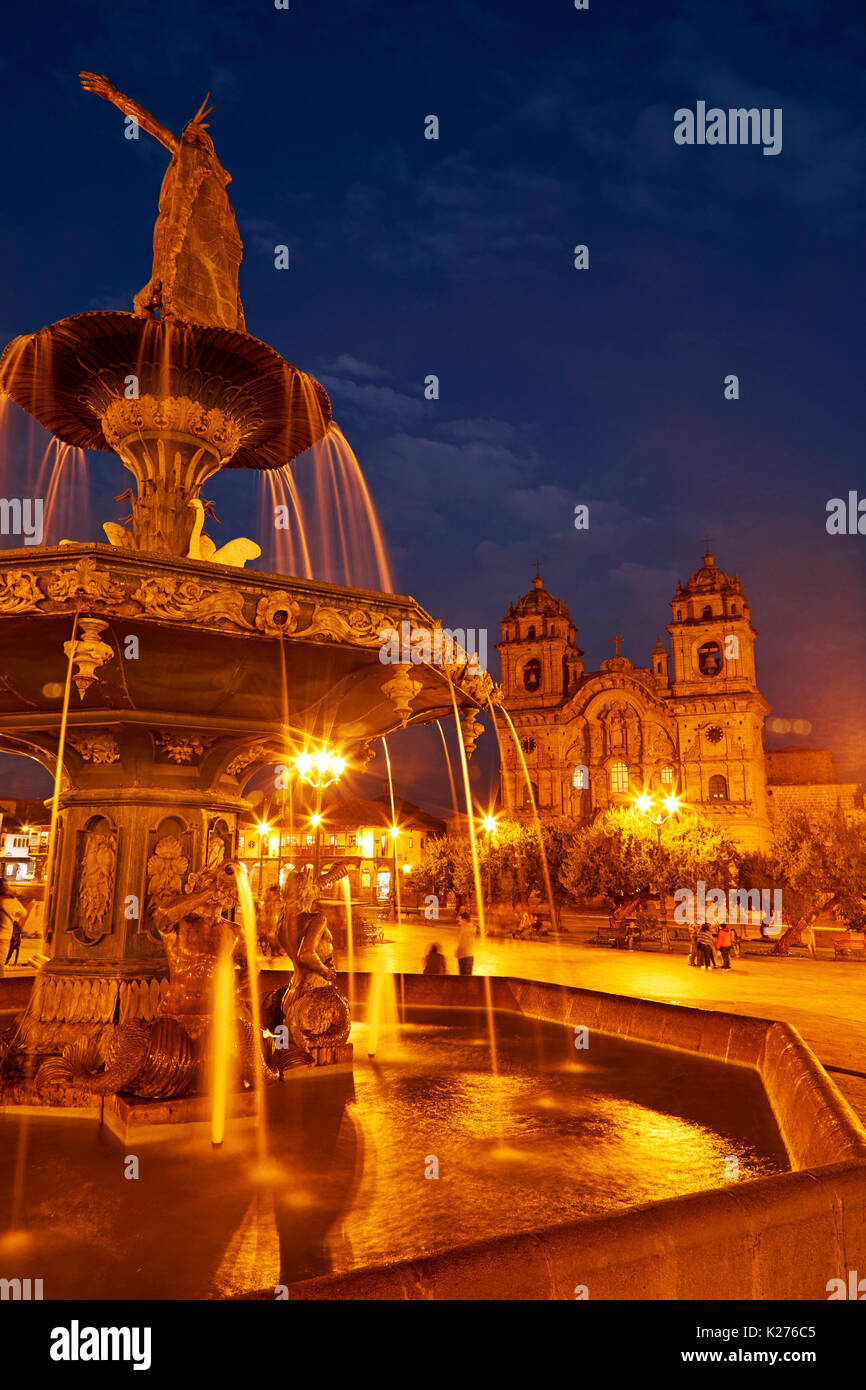 Statue Inca, fontaine, et l'Iglesia de la Compania de nuit, Plaza de Armas, Cuzco, Pérou, Amérique du Sud Banque D'Images