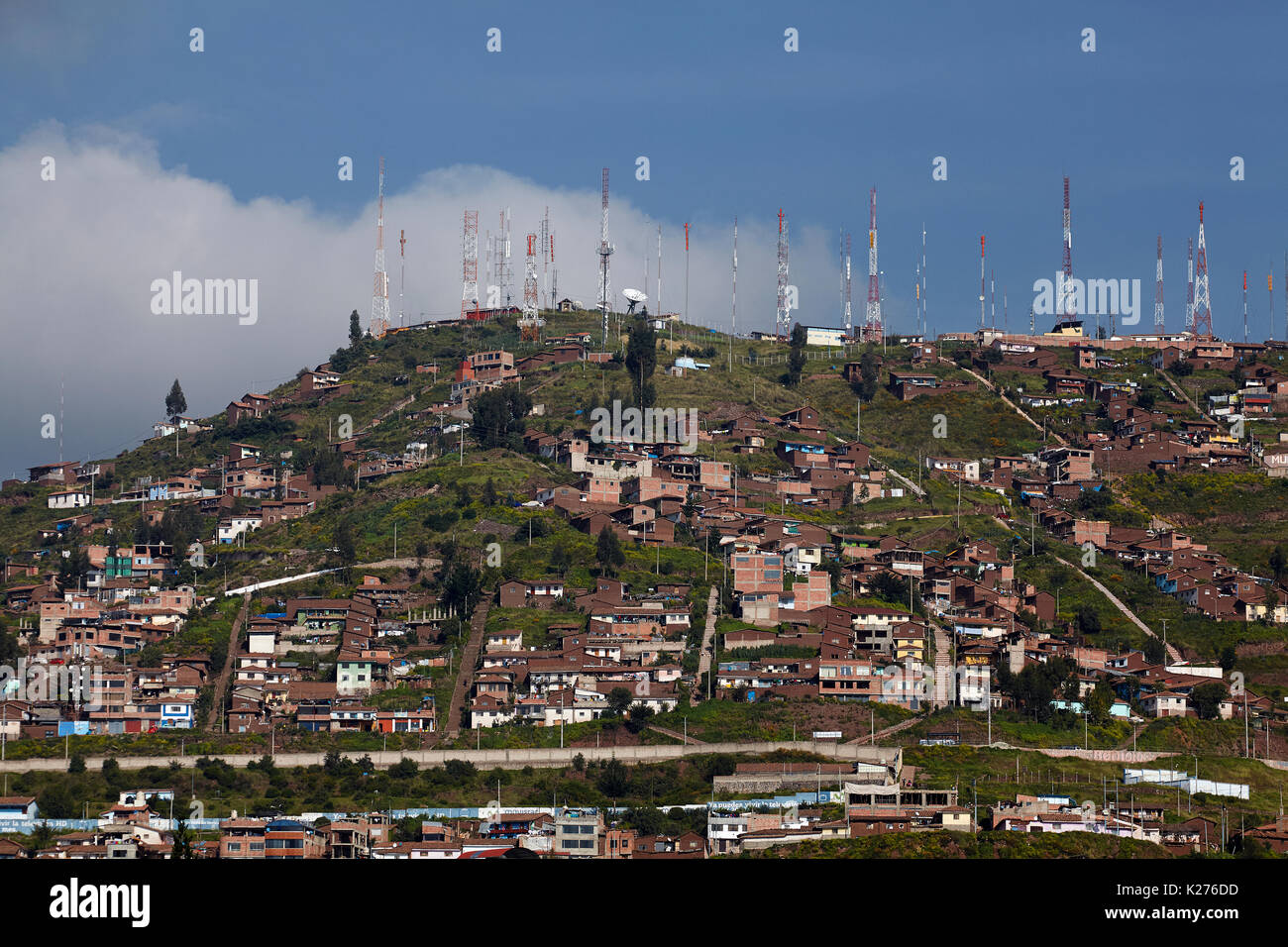 Maisons et antennes, Cusco, Pérou, Amérique du Sud Banque D'Images