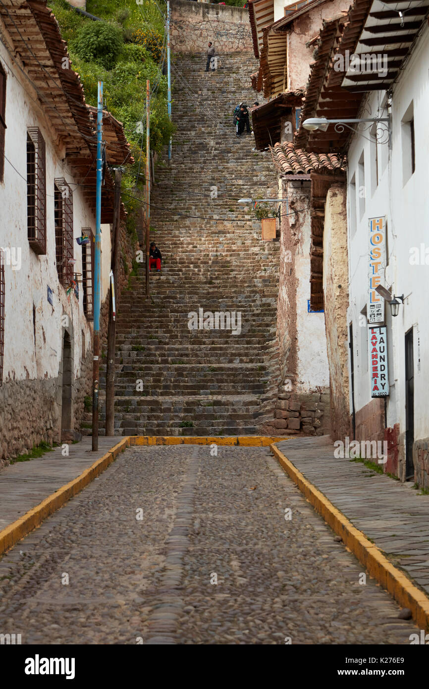 Les étroites rues pavées et ses étapes de Cusco (Site du patrimoine mondial), Pérou, Amérique du Sud Banque D'Images