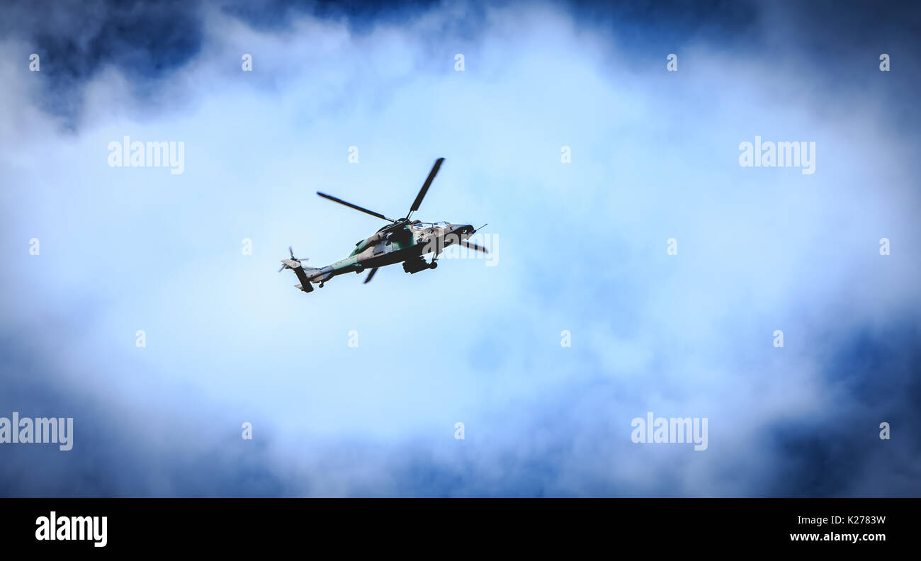 Paris, FRANCE - 11 juillet 2017 : hélicoptère Eurocopter EC665 tigre de l'Armée de l'air survole la capitale française afin de former pour le défilé du 14 juillet, Banque D'Images