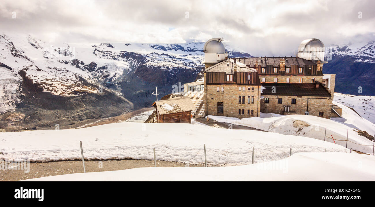 Vue de rêve majestueux de la gare de Gornergrat Matterhorn et enneigés entourés de nuages, Zermatt, Suisse, Europe. Banque D'Images
