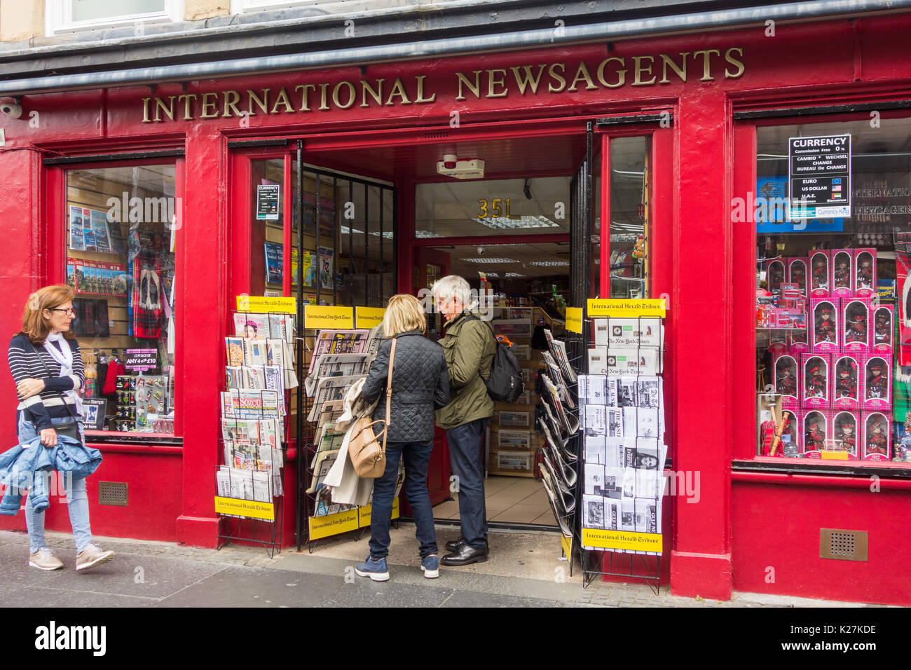Marchands de journaux internationaux, Royal Mile, Édimbourg, Écosse, Royaume-Uni Banque D'Images