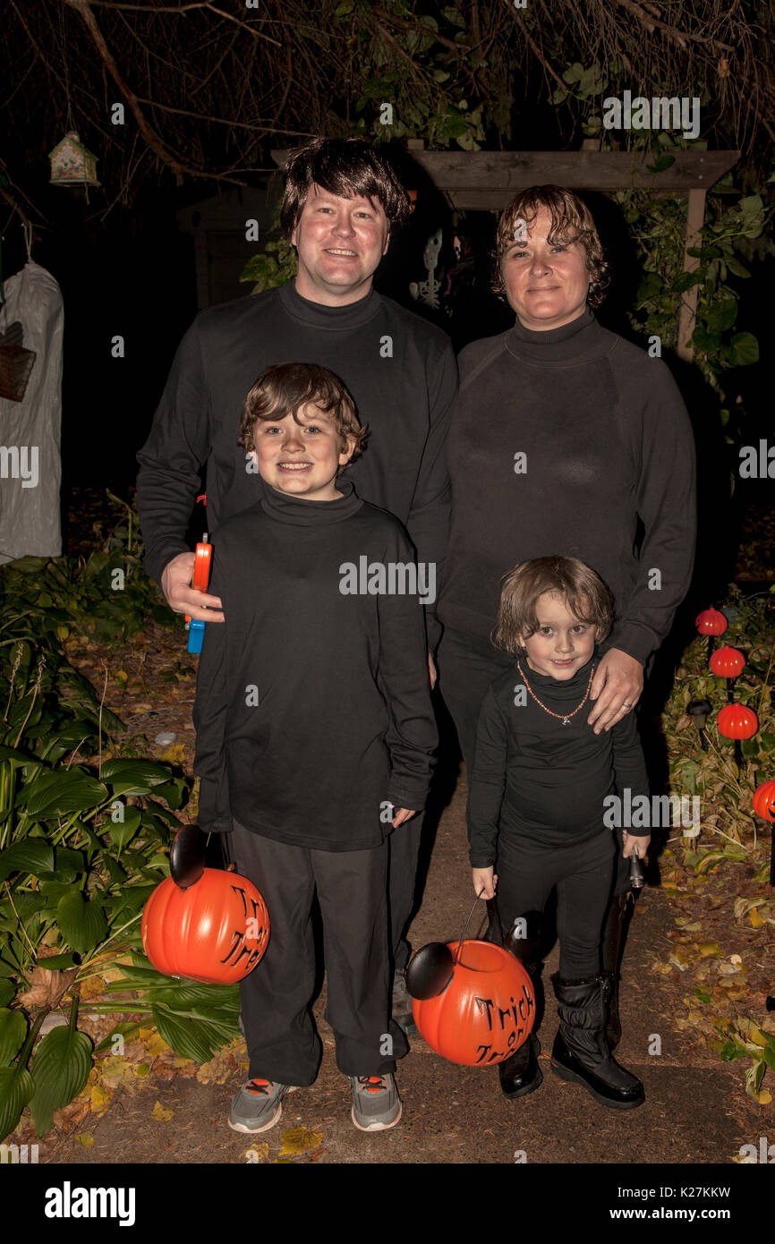 En costume de la famille comme les Beatles pour Halloween et le traitement. St Paul Minnesota MN USA Banque D'Images