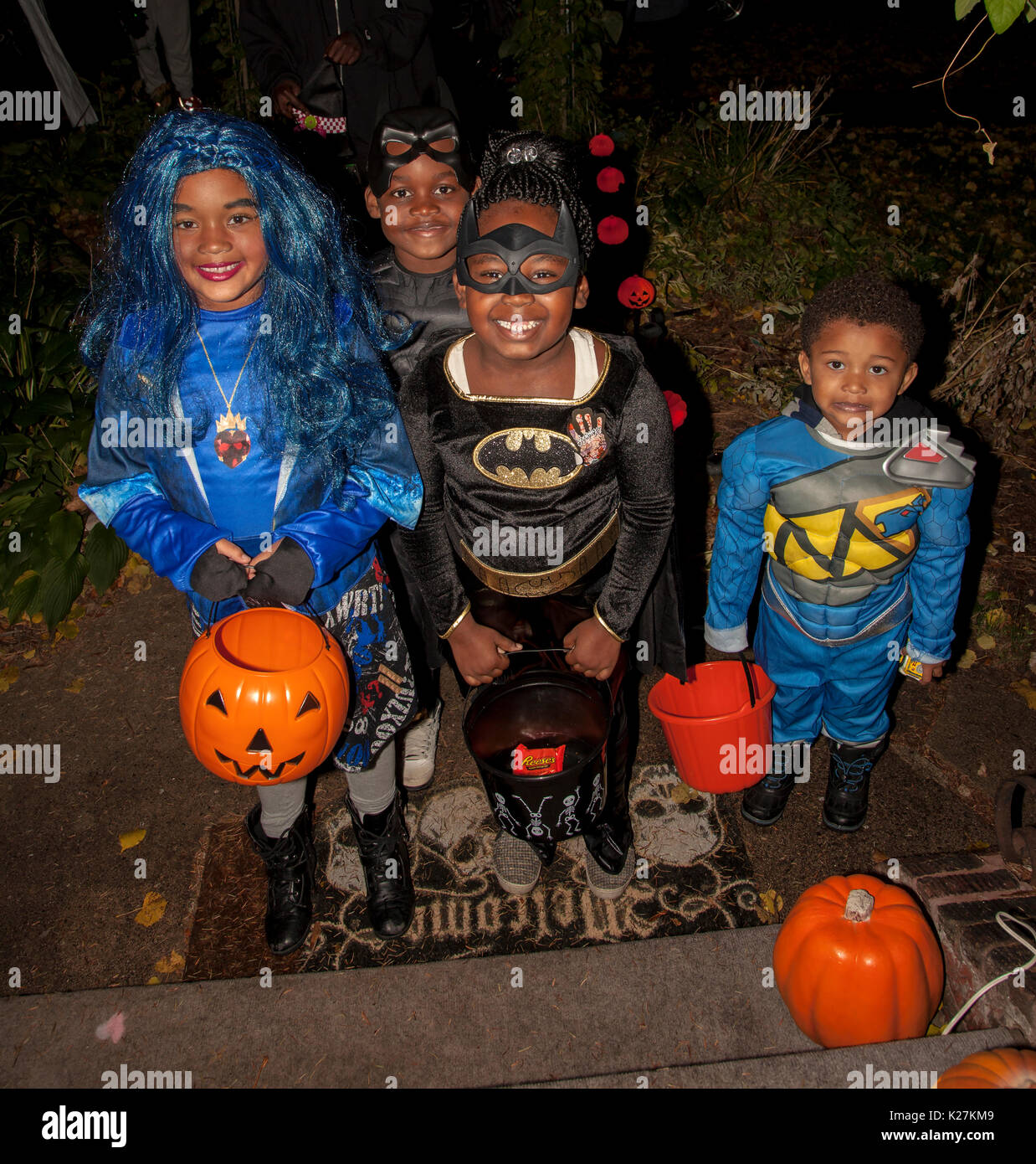 En costume d'Halloween comme Batman et super héros d'astuce et de traitement. St Paul Minnesota MN USA Banque D'Images