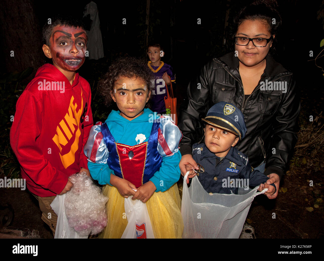 En costume d'halloween et Halloween dans les sports, danseuse, et militaire  avec maman. St Paul Minnesota MN USA Photo Stock - Alamy