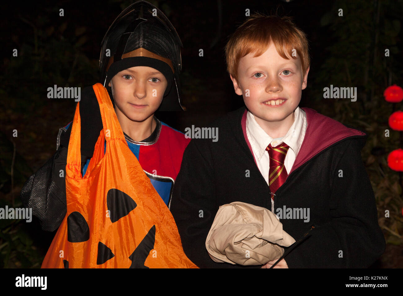 Personnages en costume d'Halloween tout droit sorti d'un Harry Potter tour ou traitement de l'aventure. St Paul Minnesota MN USA Banque D'Images