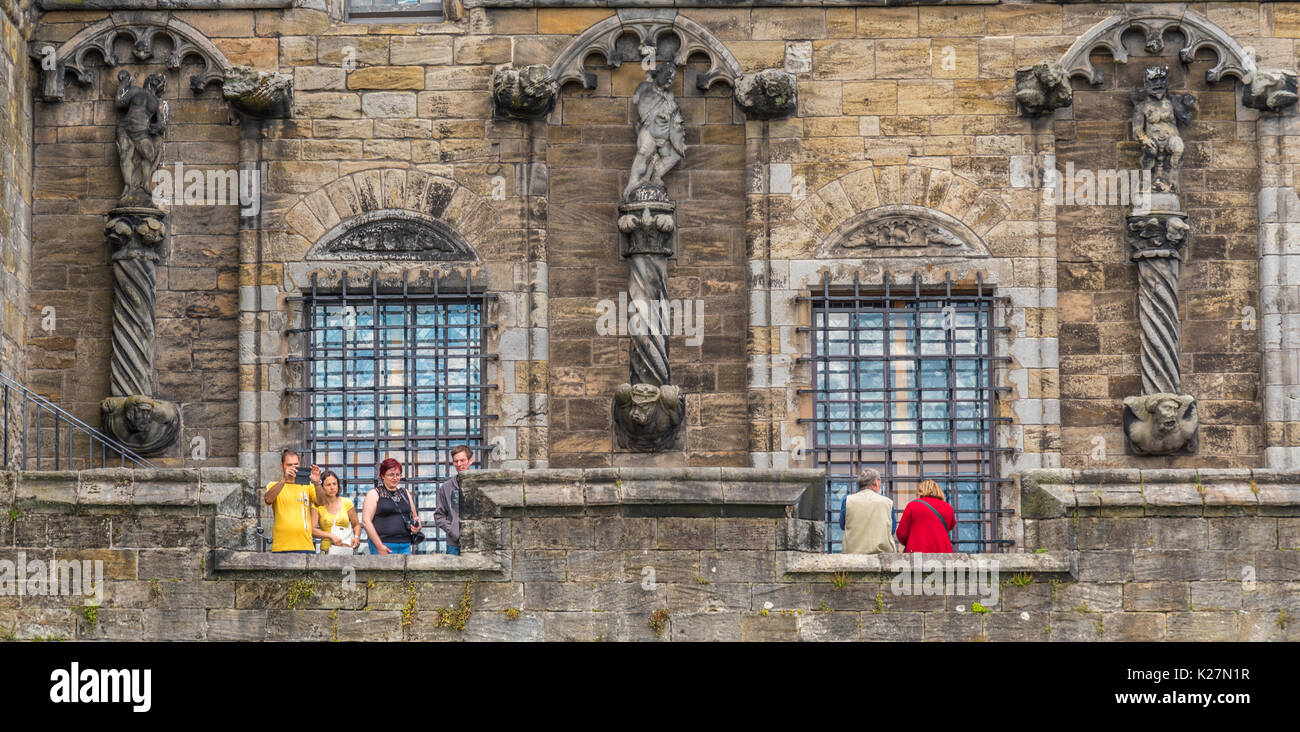 STRILING - Royaume-Uni - Août 9, 2017 - Certains touristes de prendre des photos et s'amuser tout en visitant le château de Stirling en Ecosse Banque D'Images