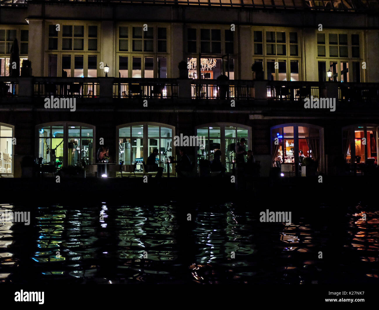 Vue générale d'Amsterdam, Pays-Bas et les canaux et reflétant les lumières et les bateaux-taxis tourné le 25 septembre 2016. Banque D'Images