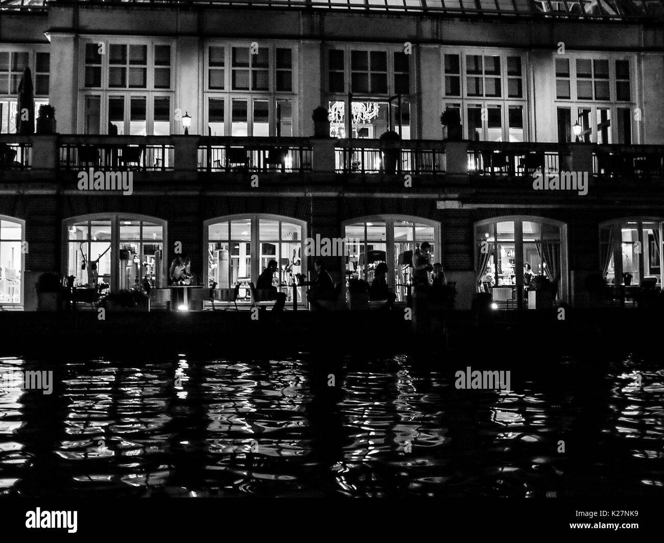 Vue générale d'Amsterdam, Pays-Bas et les canaux et reflétant les lumières et les bateaux-taxis tourné le 25 septembre 2016. Banque D'Images