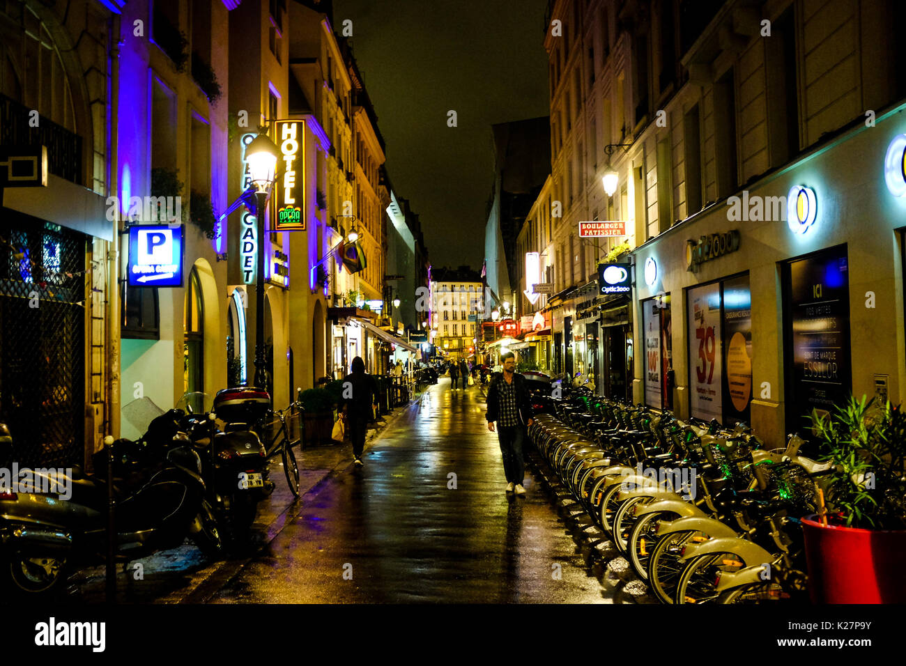 Vue générale des réflexions colorées et des gens sur une nuit pluvieuse à Paris, France le 17 septembre 2016. Banque D'Images