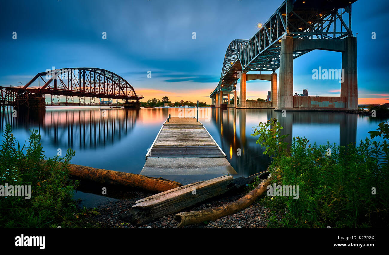 Magnifique coucher de soleil à St Louis River Duluth au Minnesota Banque D'Images
