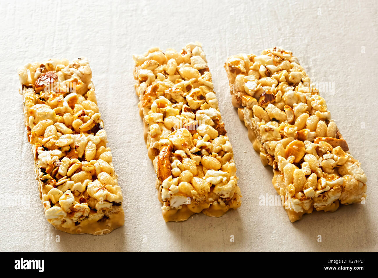 Bar Popcorn avec amandes et morceaux de bretzel trempé dans du caramel salé lisse revêtement aromatisé Banque D'Images