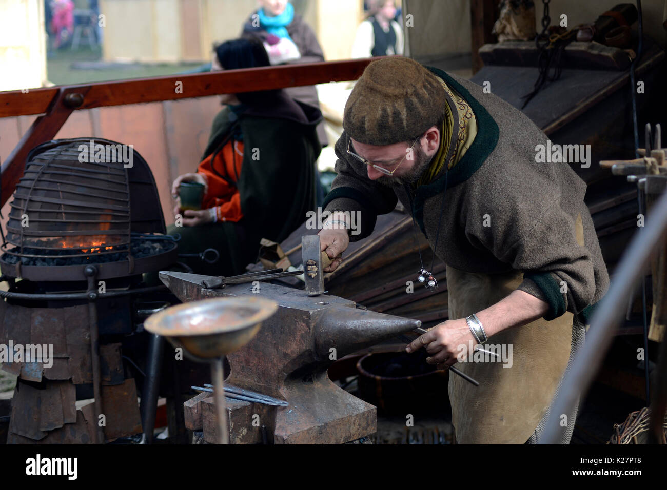 Lorelay 06.04.2015 Allemagne - blacksmith le travail des métaux avec marteau sur l'enclume de la forge Banque D'Images