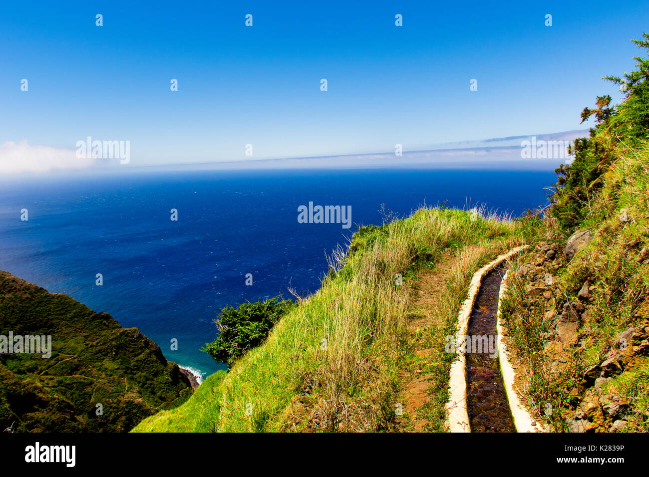 De beaux paysages de l'île de Madère en faisant une promenade le long des levadas. Une randonnée qui vous permet de prendre les plus belles photos de nature Banque D'Images