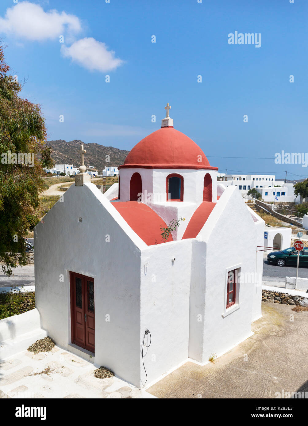 Peu d'église blanche avec un toit rouge, Ano Mera, Mykonos, Grèce. Banque D'Images