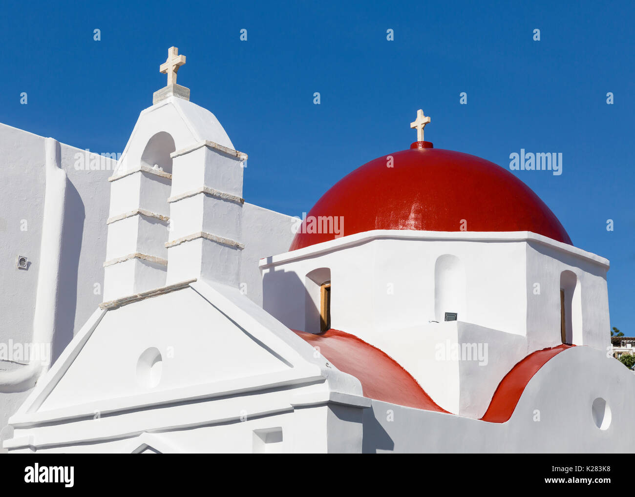 Dome et clocher d'une église orthodoxe grecque, Mykonos, Grèce. Banque D'Images