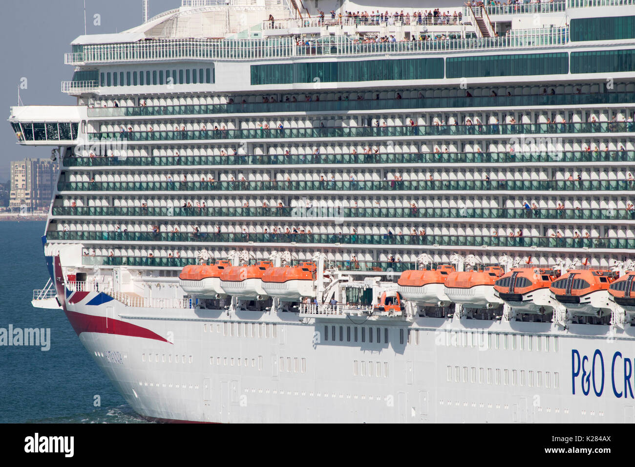 Britannia MV paquebot de la flotte de P & O Cruises départ de Cadix ville et port dans le sud-ouest de l'Espagne Banque D'Images